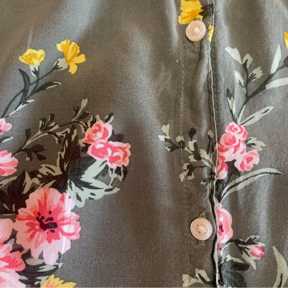 Old Navy Flutter Sleeve Blouse - Picture 6 of 6